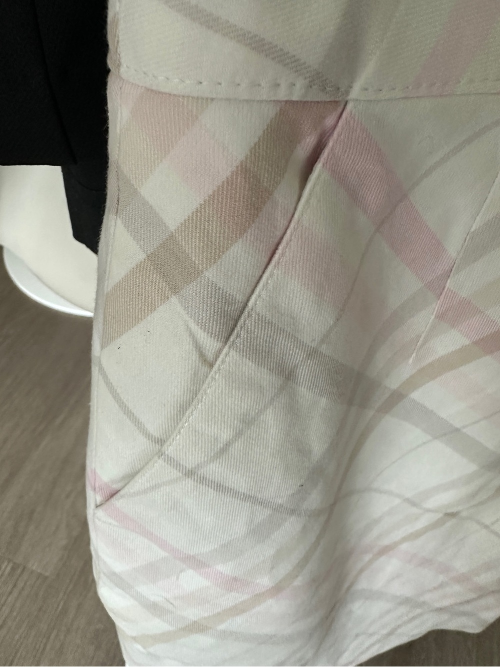Burberry Golf Skirt with interior shorts.  Classic White Pink Beige Plaid. - Picture 5 of 7